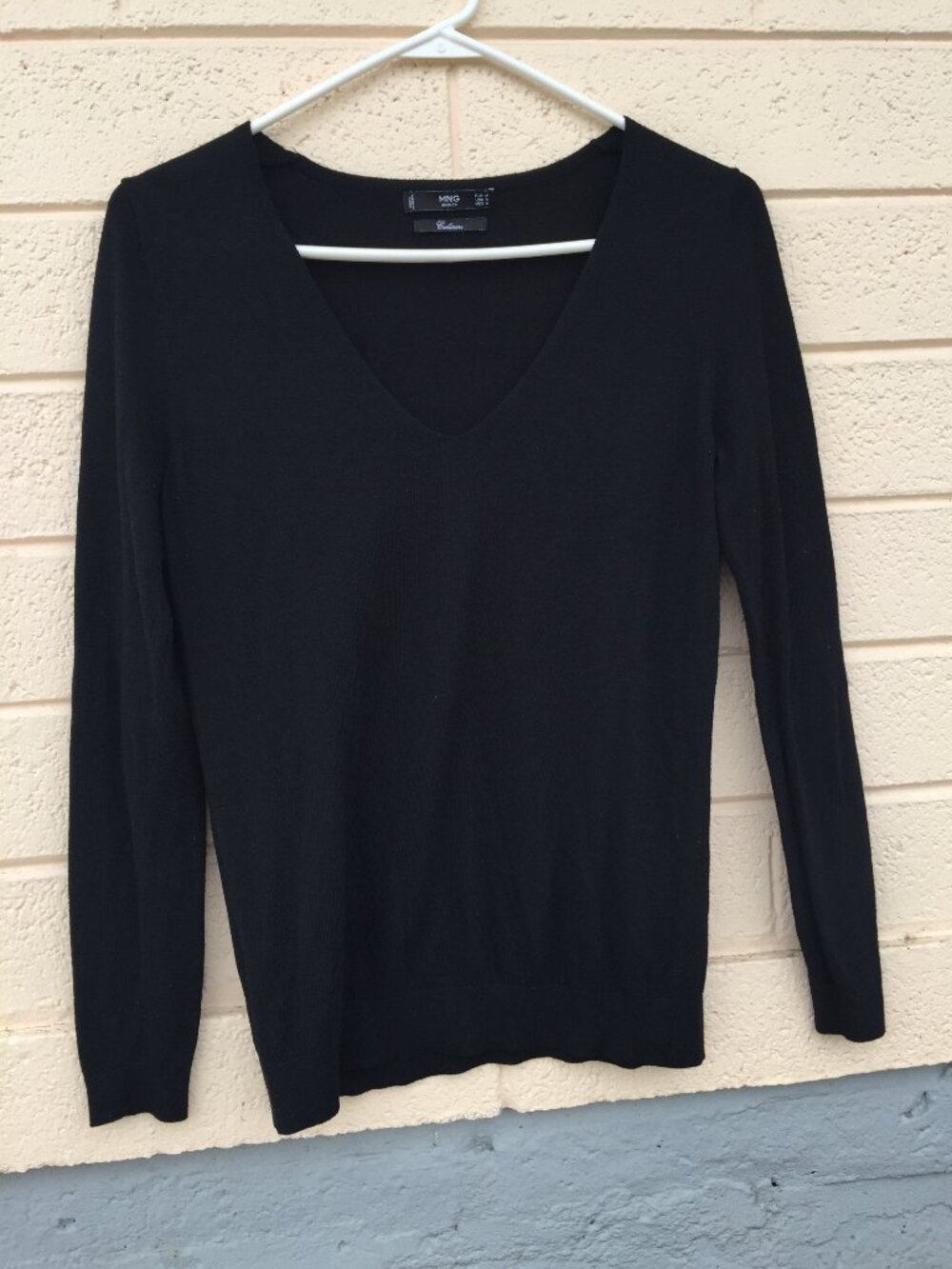 MANGO MNG Basics 100% Cashmere Black V-Neck Sweater - Style 34043755, size S